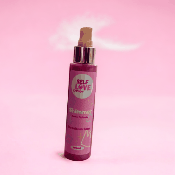 Shimmer Body Splashr en envase rosado con detalles dorados y etiqueta decorativa, 110 ml con aroma delicado y brillo sutil