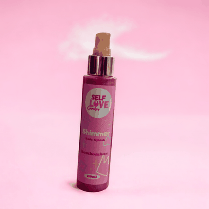 Shimmer Body Splashr en envase rosado con detalles dorados y etiqueta decorativa, 110 ml con aroma delicado y brillo sutil